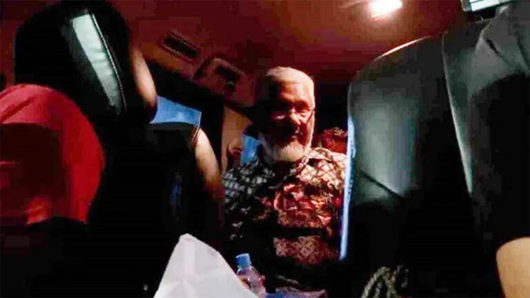 সাবেক কমিশনার আছাদুজ্জামান মিয়াকে নেয়া হলো আদালতে